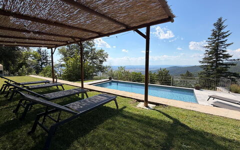 Villa Luana: Schwimmbad, Gebirge, Bergstation, Schatten, Gartenmöbel, Eco Hotel, Resort, Grat, Balkon, Veranda