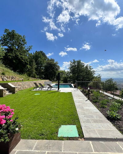 Villa Luana: Garten, Rasen, Landscaping, Schwimmbad, Hinterhof, Schatten, Garten, Flagstone, Park, Walkway