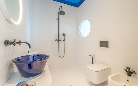 Villa Clementina: Armatur, Eigentum, Zapfhahn, Weiss, Badezimmer, Bad Sink, Blau, Lila, Interior Design, Gebäude