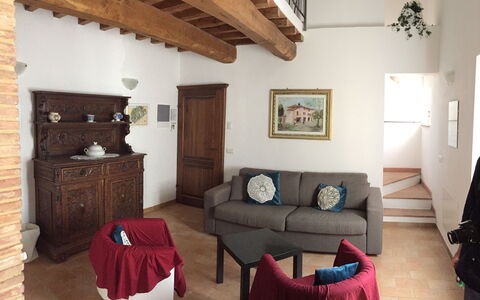 Villa Le Ripe Apartments - Gambassi Terme, Toscana: Eigentum, Möbel, Bilderrahmen, Komfort, Gebäude, Interior Design, Couch, Holz, Wohnzimmer, Beleuchtung
