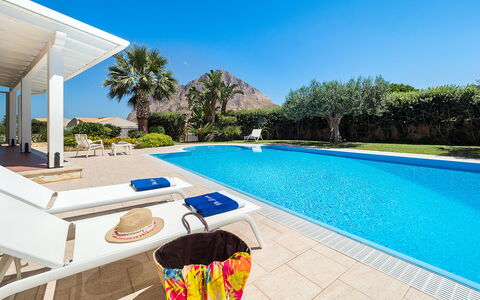 Villa Cornino - Custonaci, Sicilia: Himmel, Wasser, Eigentum, Pflanze, Schwimmbad, Gebäude, Azurblau, Natur, Baum, Schatten