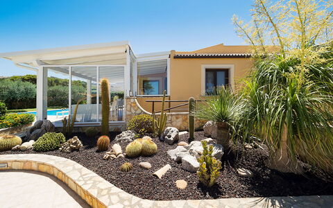 Villa Cornino - Custonaci, Sicilia: Pflanze, Himmel, Gebäude, Pflanzengemeinschaft, Fenster, Haus, Grundstueck, Hütte, Baum, Gras