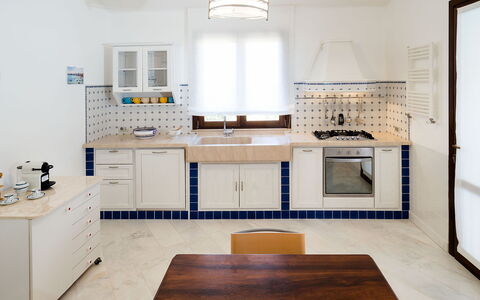 Villa Cornino - Custonaci, Sicilia: Cabinetry, Eigentum, Möbel, Countertop, Sinken, Tabelle, Spüle, Holz, Beleuchtung, Küche