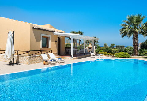 Villa Cornino - Custonaci, Sicilia: Wasser, Himmel, Eigentum, Pflanze, Schwimmbad, Azurblau, Gebäude, Baum, Schatten, Freizeit