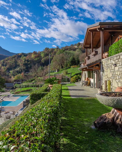 Il Poggio del Castagno: Gebäude, Azurblau, Schwimmbad, Himmel, Schatten, Baum, Wasser, Rechteck, Urban Design, Gartenmöbel