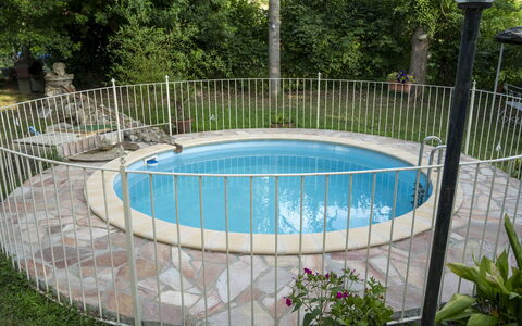 Podere Vallino: Wasser, Pflanze, Eigentum, Schwimmbad, Zaun, Gebäude, Baum, Freizeit, Gras, Verbundwerkstoff