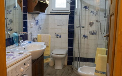 Podere Vallino: Wäschekammer, Badezimmerschrank, Sinken, Eigentum, Armatur, Zapfhahn, Bad Sink, Lila, Gebäude, Badezimmer