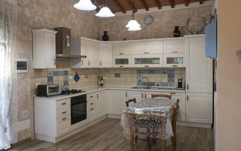 Podere Vallino: Cabinetry, Countertop, Möbel, Eigentum, Herd, Holz, Küche, Interior Design, Schublade, Küchengerät