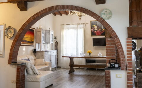 Podere Vallino: Tabelle, Gebäude, Holz, Couch, Interior Design, Bilderrahmen, Stuhl, Fussboden, Wohnzimmer, Haus