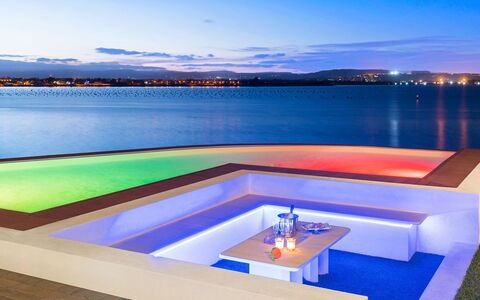 Villa Maddalena - Siracusa, Sicilia: Wasser, Himmel, Wolke, Blau, Licht, Azurblau, Gartenmöbel, Gewässer, Interior Design, Schwimmbad