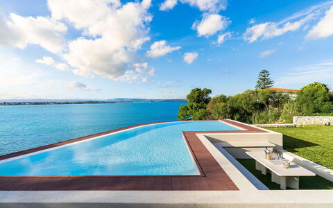 Villa Maddalena - Siracusa, Sicilia: Wolke, Wasser, Himmel, Wasservorräte, Gebäude, Pflanze, Schwimmbad, Gartenmöbel, Natürliche Landschaft, Rechteck