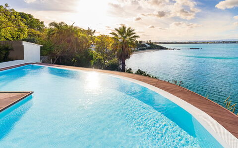 Villa Maddalena - Siracusa, Sicilia: Wasser, Wolke, Himmel, Daytime, Eigentum, Pflanze, Blau, Schwimmbad, Azurblau, Baum