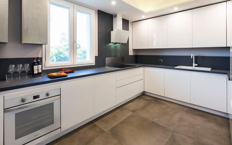 Villa Maddalena - Siracusa, Sicilia: Countertop, Cabinetry, Eigentum, Küchengerät, Haushaltsgerät, Küche, Herd, Spüle, Holz, Interior Design