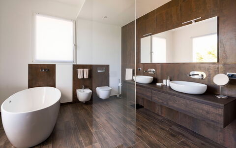 Villa Maddalena - Siracusa, Sicilia: Spiegel, Armatur, Zapfhahn, Eigentum, Badezimmerschrank, Sinken, Bad Sink, Badezimmer, Gebäude, Holz