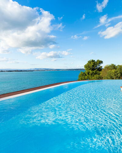 Villa Maddalena - Siracusa, Sicilia: Wolke, Himmel, Wasser, Daytime, Schwimmbad, Blau, Azurblau, Baum, Natürliche Landschaft, Pflanze