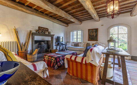 La Casa Dei Limoni, Camaiore, Pet Friendly, Wifi: Eigentum, Bilderrahmen, Fenster, Tabelle, Gebäude, Holz, Interior Design, Fussboden, Flooring, Strahl