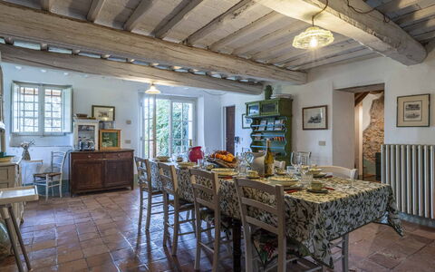 La Casa Dei Limoni, Camaiore, Pet Friendly, Wifi: Tabelle, Möbel, Fenster, Holz, Gebäude, Bilderrahmen, Interior Design, Fussboden, Stuhl, Grundeigentum