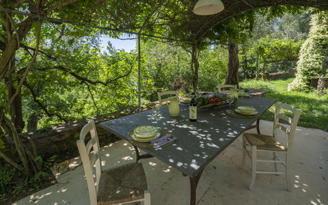 La Casa Dei Limoni, Camaiore, Pet Friendly, Wifi: Möbel, Tabelle, Stuhl, Gartenmöbel, Tisch Im Freien, Küche & Esszimmer Tisch, Garten, Schatten, Hinterhof, Frühling