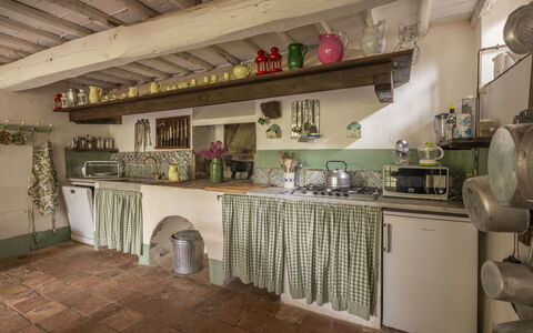 La Casa Dei Limoni, Camaiore, Pet Friendly, Wifi: Küche, Möbel, Holz, Flooring, Interior Design, Countertop, Küchengerät, Zuhause, Cabinetry, Fussboden