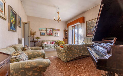 Casa Vacanza Mais - Camaiore, Toscana: Bilderrahmen, Couch, Möbel, Pflanze, Interior Design, Holz, Fussboden, Wohnzimmer, Flooring, Zimmerpflanze