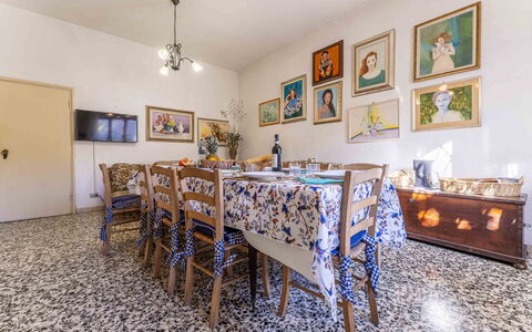 Casa Vacanza Mais - Camaiore, Toscana: Bilderrahmen, Tabelle, Gebäude, Azurblau, Holz, Interior Design, Fussboden, Flooring, Dekoration, Stuhl