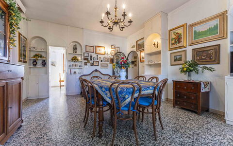 Casa Vacanza Mais - Camaiore, Toscana: Tabelle, Bilderrahmen, Eigentum, Möbel, Stuhl, Cabinetry, Beleuchtung, Interior Design, Holz, Fussboden