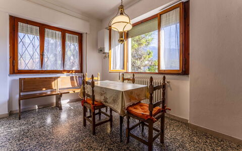 Casa Vacanza Mais - Camaiore, Toscana: Fenster, Eigentum, Möbel, Holz, Tabelle, Rechteck, Interior Design, Flooring, Fussboden
