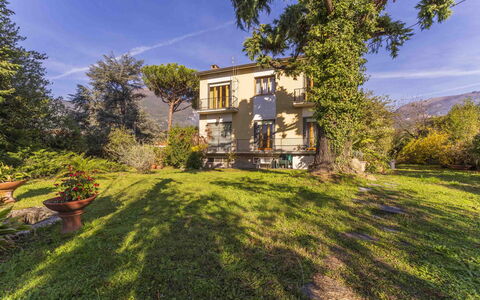 Casa Vacanza Mais - Camaiore, Toscana: Pflanze, Himmel, Wolke, Eigentum, Fenster, Gebäude, Natürliche Landschaft, Baum, Grundstueck, Haus