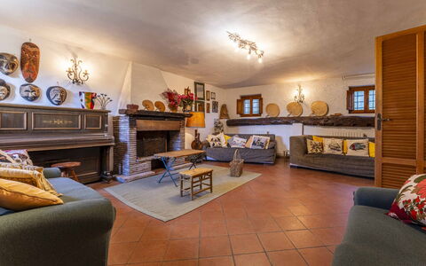 Casale Il Farro - Camaiore, Toscana: Möbel, Bilderrahmen, Couch, Orange, Tabelle, Interior Design, Studio Couch, Fussboden, Gebäude, Holz