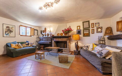 Casale Il Farro - Camaiore, Toscana: Bilderrahmen, Möbel, Couch, Tabelle, Holz, Gebäude, Beleuchtung, Zimmerpflanze, Interior Design, Komfort