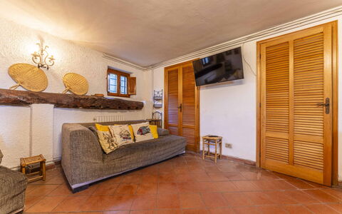 Casale Il Farro - Camaiore, Toscana: Eigentum, Möbel, Pflanze, Holz, Beleuchtung, Orange, Interior Design, Gebäude, Komfort, Haus