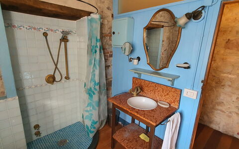 Borgo Bucatra Tramonto: Spiegel, Armatur, Eigentum, Sinken, Zapfhahn, Duschkopf, Badezimmer, Azurblau, Duschpaneel, Interior Design
