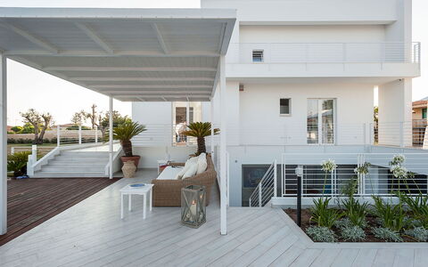 Casa Mareblu - Marina Di Modica, Sicilia: Pflanze, Gebäude, Fenster, Interior Design, Urban Design, Holz, Eigentumswohnung, Wohngebiet, Flooring, Grundeigentum