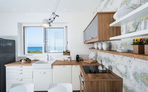 Casa Mareblu - Marina Di Modica, Sicilia: Cabinetry, Countertop, Küche, Herd, Holz, Schublade, Interior Design, Fussboden, Flooring