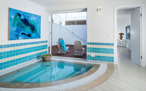 Casa Mareblu - Marina Di Modica, Sicilia: Wasser, Eigentum, Schwimmbad, Blau, Azurblau, Couch, Interior Design, Flooring, Fussboden, Wohnzimmer