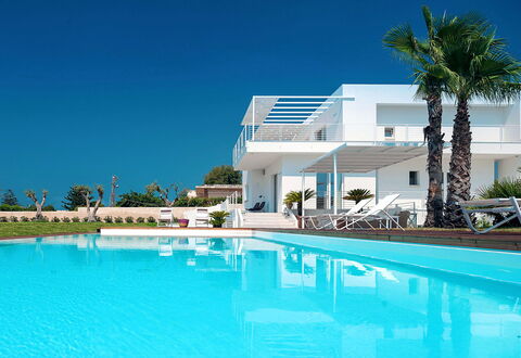 Casa Mareblu - Marina Di Modica, Sicilia: Wasser, Himmel, Eigentum, Gebäude, Schwimmbad, Pflanze, Azurblau, Strandresort, Baum, Gartenmöbel