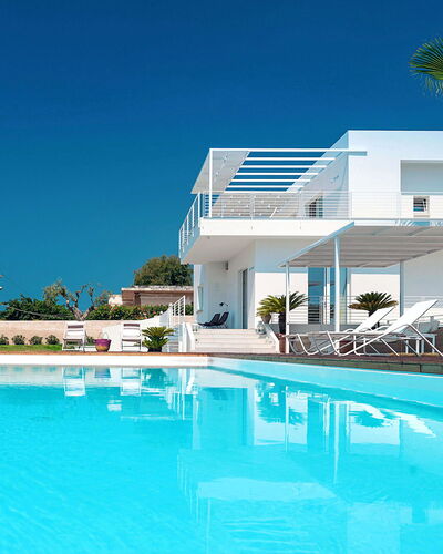 Casa Mareblu - Marina Di Modica, Sicilia: Wasser, Himmel, Eigentum, Gebäude, Schwimmbad, Pflanze, Azurblau, Strandresort, Baum, Gartenmöbel