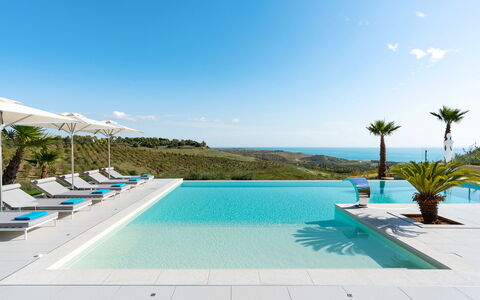 Villa Agrigenta - Ribera, Sicilia: Wasser, Himmel, Pflanze, Eigentum, Schwimmbad, Azurblau, Wolke, Gartenmöbel, Baum, Strandresort