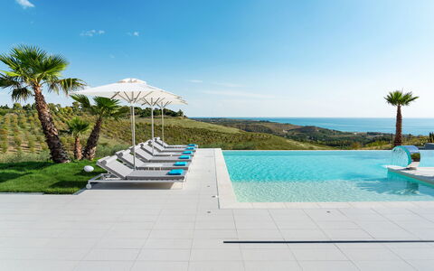 Villa Agrigenta - Ribera, Sicilia: Himmel, Wasser, Pflanze, Azurblau, Strandresort, Wolke, Baum, Gartenmöbel, Schwimmbad, Schatten