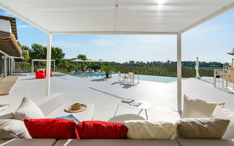 Villa Agrigenta - Ribera, Sicilia: Himmel, Eigentum, Schatten, Gartenmöbel, Gebäude, Sonnenliege, Wohngebiet, Wohnzimmer, Komfort, Schwimmbad