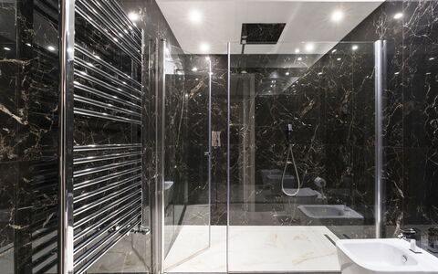 Villa Agrigenta - Ribera, Sicilia: Zapfhahn, Sinken, Armatur, Spiegel, Gebäude, Badezimmer, Flooring, Glas, Verbundwerkstoff, Metall