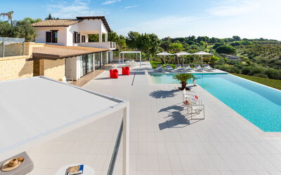 Villa Agrigenta - Ribera, Sicilia: Himmel, Gebäude, Eigentum, Wasser, Wolke, Baum, Schwimmbad, Gartenmöbel, Urban Design, Schatten
