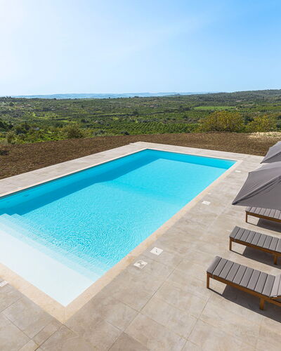 Casa Bianca - Noto, Sicilia: Himmel, Wasser, Eigentum, Schwimmbad, Gebäude, Pflanze, Azurblau, Gartenmöbel, Schatten, Baum