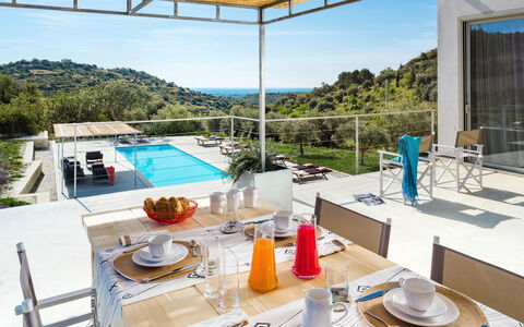 Casabella - Avola, Sicilia: Geschirr, Tabelle, Eigentum, Möbel, Himmel, Gebäude, Azurblau, Wasser, Interior Design, Pflanze