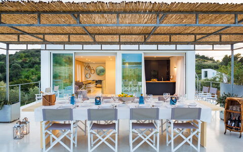 Casabella - Avola, Sicilia: Tabelle, Möbel, Eigentum, Pflanze, Stuhl, Dekoration, Interior Design, Schatten, Gebäude, Die Architektur