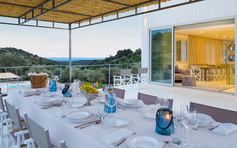 Casabella - Avola, Sicilia: Tabelle, Geschirr, Möbel, Eigentum, Stuhl, Kelche, Azurblau, Tischdecke, Dishware, Drinkware