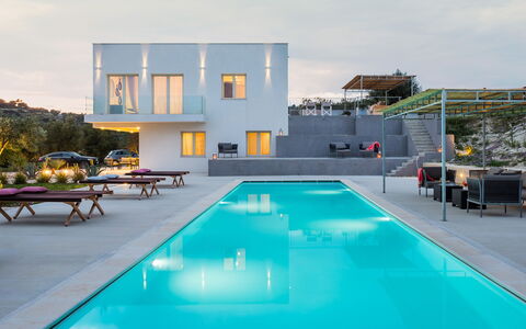 Casabella - Avola, Sicilia: Wasser, Himmel, Eigentum, Schwimmbad, Gebäude, Wolke, Fenster, Azurblau, Gartenmöbel, Schatten