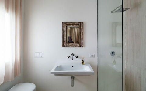 Casabella - Avola, Sicilia: Spiegel, Zapfhahn, Sinken, Bad Sink, Armatur, Badezimmerschrank, Badezimmer, Gebäude, Holz