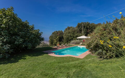 Villa Belvedere: Himmel, Pflanze, Wasser, Natürliche Landschaft, Baum, Grundstueck, Schwimmbad, Schatten, Gras, Landschaft