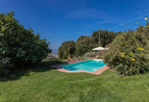 Villa Belvedere: Himmel, Pflanze, Wasser, Natürliche Landschaft, Baum, Grundstueck, Schwimmbad, Schatten, Gras, Landschaft